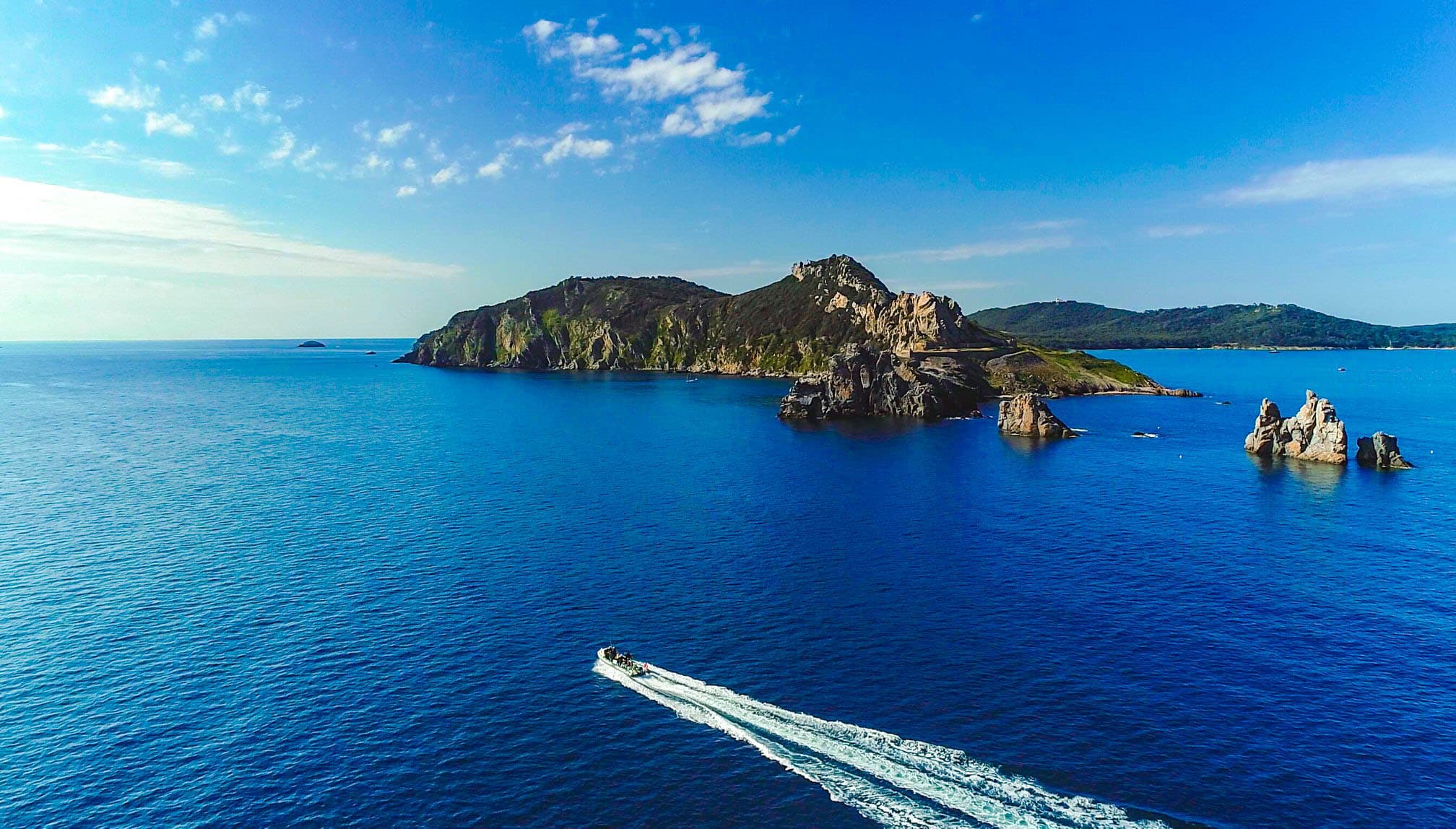 Vue sur la mer azure et l'ile de Porquerolles